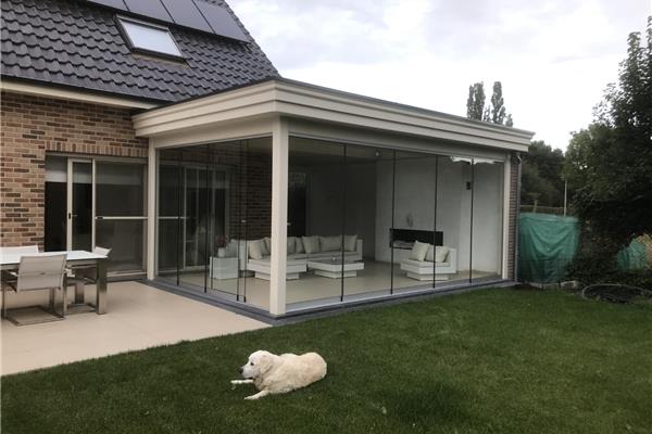 Luxe veranda met glazen zijwanden